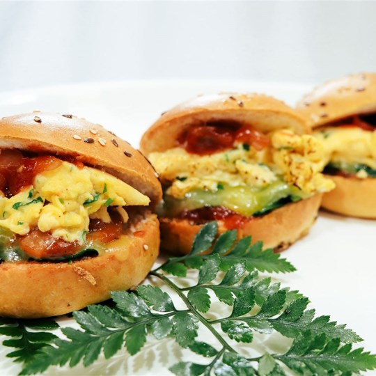 Breakfast Burger w. scrambled eggs, cheese, spinach & tomato chutney (VEG)