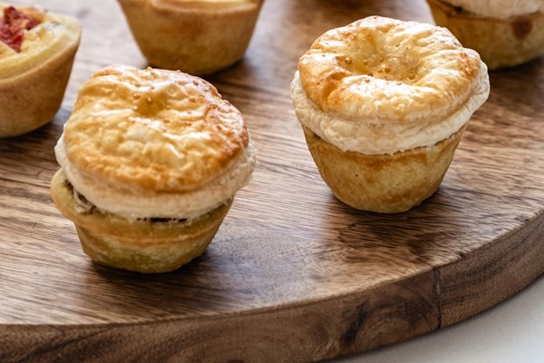 MINI BEEF, RED WINE AND THYME PIES (H)