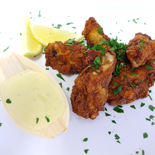 Buttermilk chicken wings with blue cheese sauce (min 10)