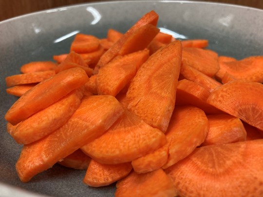 Carrot  sliced 8mm, 1/2 moon 1Kg