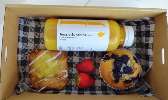 Juice and pastry Breakfast box