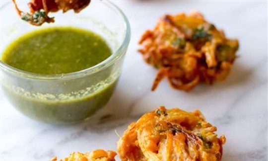 Kale pakoras with sweet chilli sauce VGN