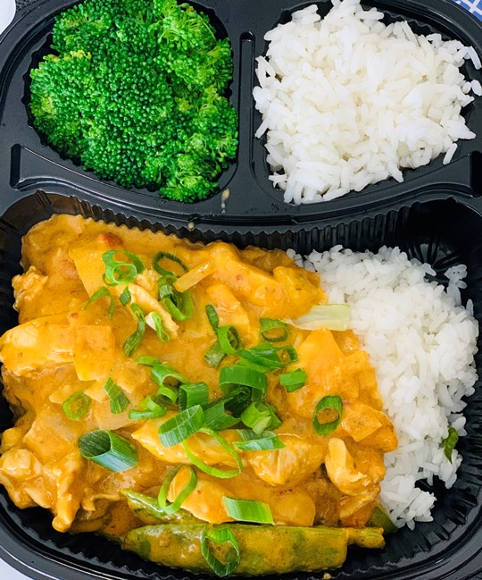Buttered chicken curry with rice and snow peas