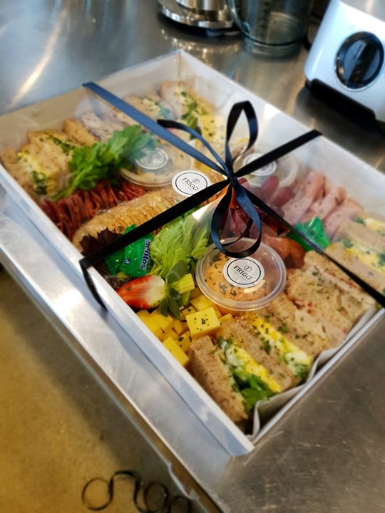 VEGETARIAN Picnic Nibbles Box - Up to 4 People
